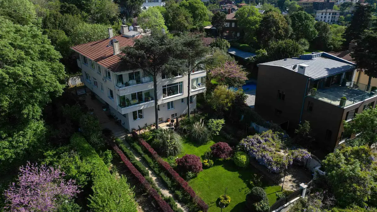 BEYLERBEYİ'NDE BOĞAZ MANZARALI 1400 M2 SATILIK MÜSTAKİL EV