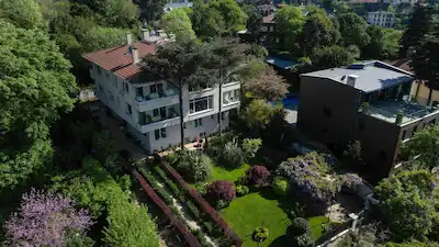BEYLERBEYİ'NDE BOĞAZ MANZARALI 1400 M2 SATILIK MÜSTAKİL EV