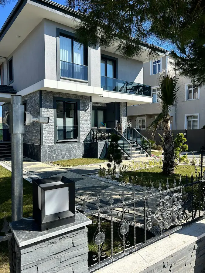 REMAX KIYI'DAN EVREN TATİL SİTESİNDE TAM MÜSTAKİL VİLLA
