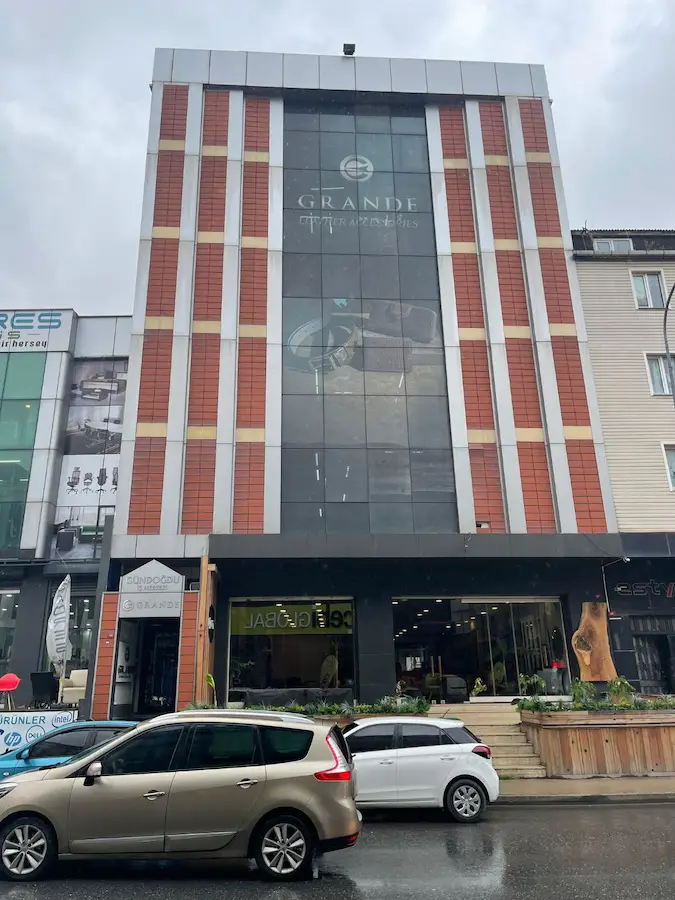 ÜMRANİYE YUKARI DUDULLU'DA PLAZA KONSEPTİNDE 400 M² KİRALIK