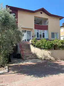 ÇOLAKLI KARDELEN 1 SİTESİNDE DENİZE YAKIN BAHÇELİ VİLLA