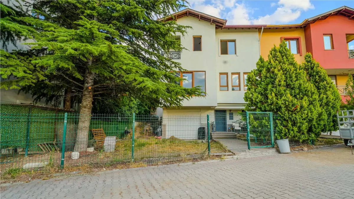 ÇAYYOLU-2 TÜRKKONUT ALTINEZGI SITESINDE 6+1 MÜKEMMEL MANZARALI VILLA