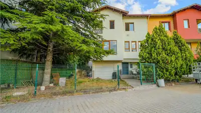 ÇAYYOLU-2 TÜRKKONUT ALTINEZGI SITESINDE 6+1 MÜKEMMEL MANZARALI VILLA