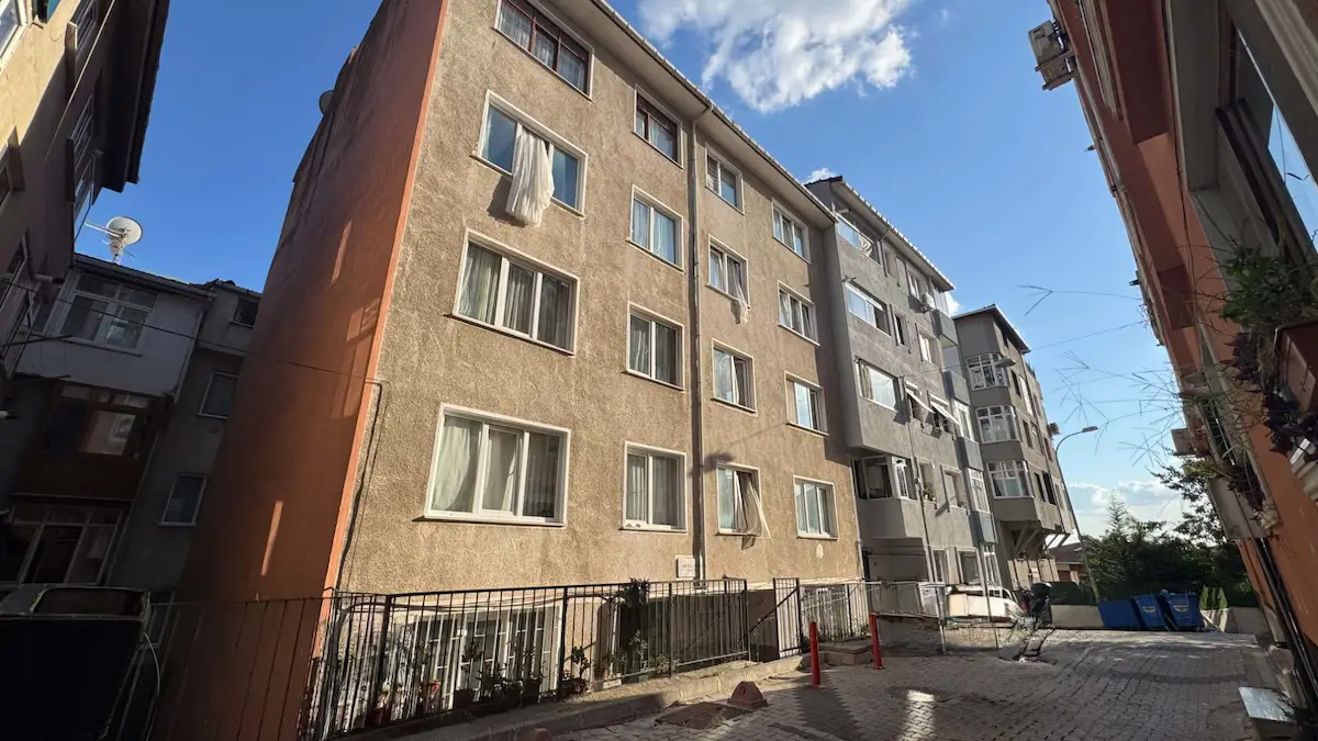 CANSET ATICI'NDAN ÜSKÜDAR MURAT REIS MAHALLESI'NDE GENIŞ 2+1 DAIRE