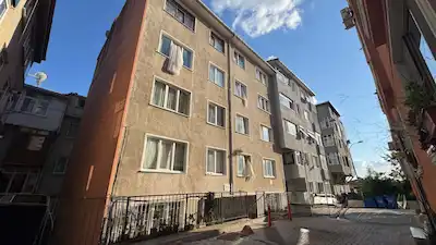 CANSET ATICI'NDAN ÜSKÜDAR MURAT REIS MAHALLESI'NDE GENIŞ 2+1 DAIRE