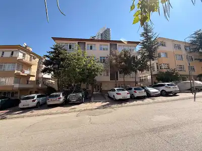 ÇANKAYA AZİZİYE’DE MERKEZİ ISITMALI 2+1 | BALKONLU | GÜNEY-BATI CEPHE | BOŞ KİRALIK DAİRE