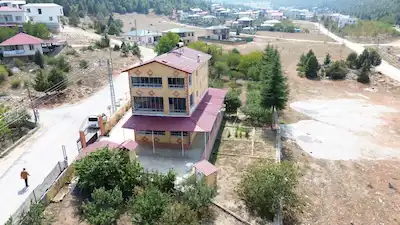 REMAX RİNA'DAN 1995M² ARSA İÇERİSİNDE ÜÇ KATLI MÜSTAKİL YAŞAM