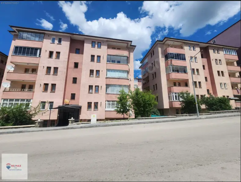 REMAX İLKE KAYAKYOLU'NDA 3 CEPHELİ İÇİ GÜZEL 3+1 SATILIK DAİRE