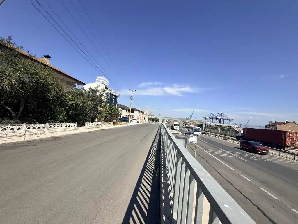 KÖRFEZ KIRAZYALI’DA E 5 CEPHE YE PARALEL SATILIK TİCARİ ARSA