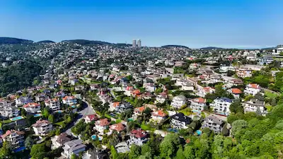 ACARKENT’TE BOĞAZ MANZARALI, MİMARİSİYLE FARK YARATAN PRESTİJLİ VİLLA