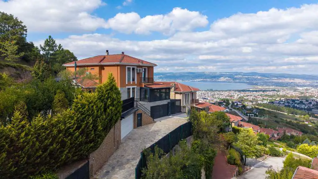 BAŞİSKELE ÜNİKENT SİTESİNDE 1100M2 ARSA PAYLI SATILIK VİLLA