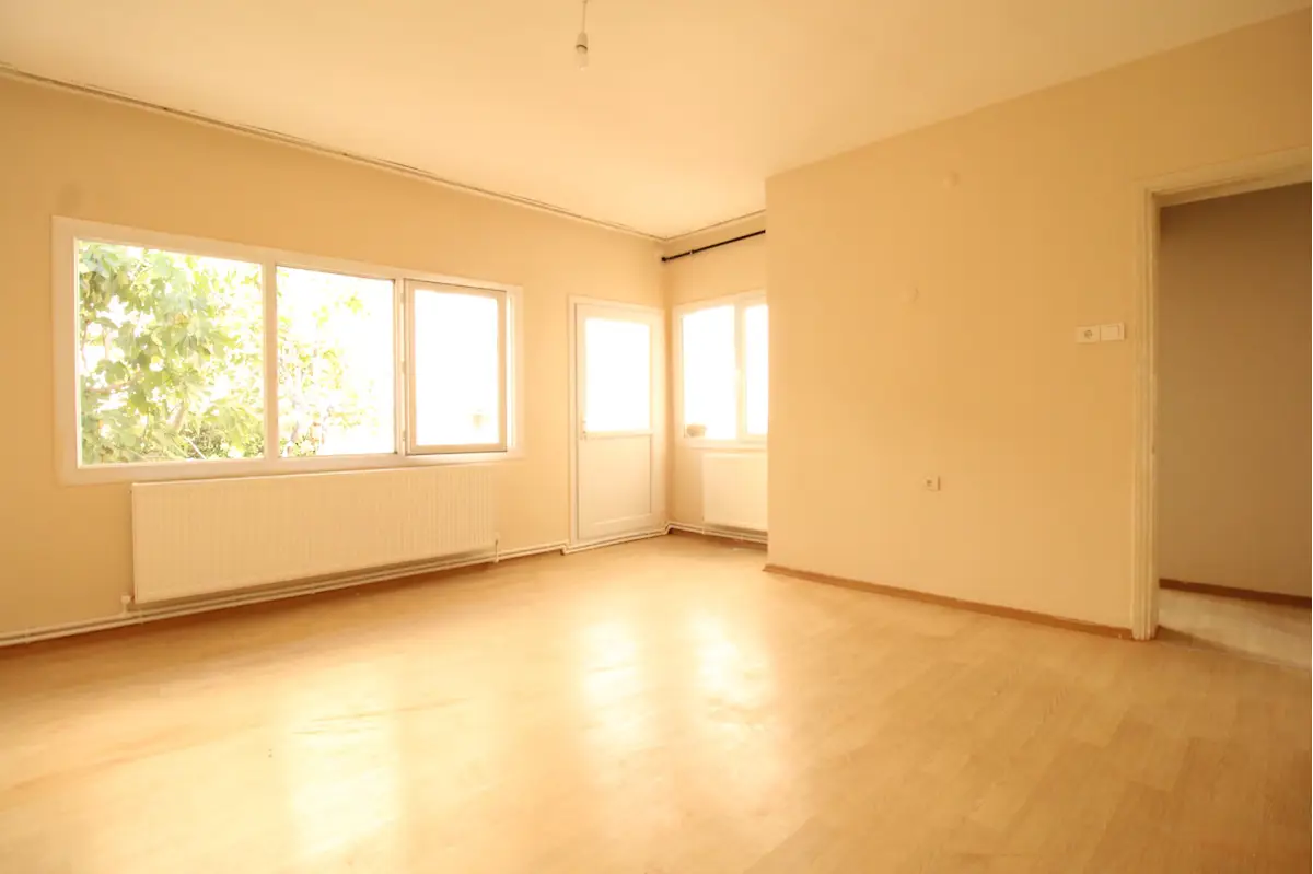 BORNOVA ERZENE’DE 2+1 | BALKONLU | DOĞALGAZ KOMBİLİ | BOŞ KİRALIK DAİRE