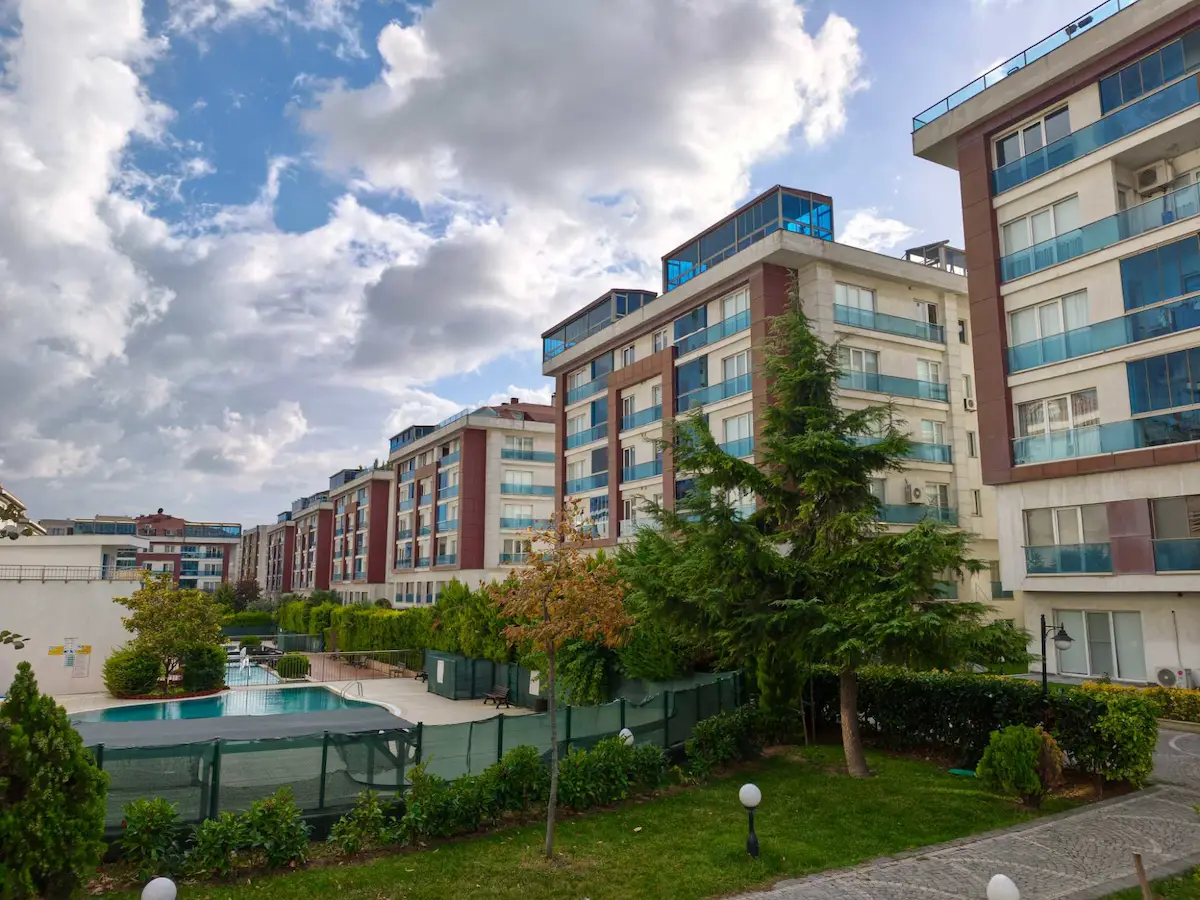 BEYLİKDÜZÜ ADNAN KAHVECİ BEYAZ EVLER SİTESİNDE YENİLENMİŞ 4+1