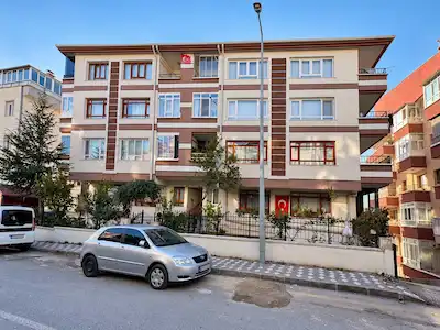 ETİMESGUT PİYADE MAHALLESİNDE ÖNÜ AÇIK KOT ALTI 2 - 3+1 DAİRE