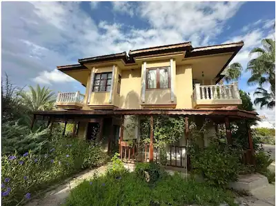 ATA VİLLALARI’NDA DENİZE YAKIN, KÖŞE KONUMLU, FULL EŞYALI 2+1 VİLLA