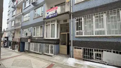 REMAX BEYAZ ORTAPAZAR CADDESİ ÜZERİNDE SATILIK KAT MÜLKİYETLİ 2+1 DAİRE