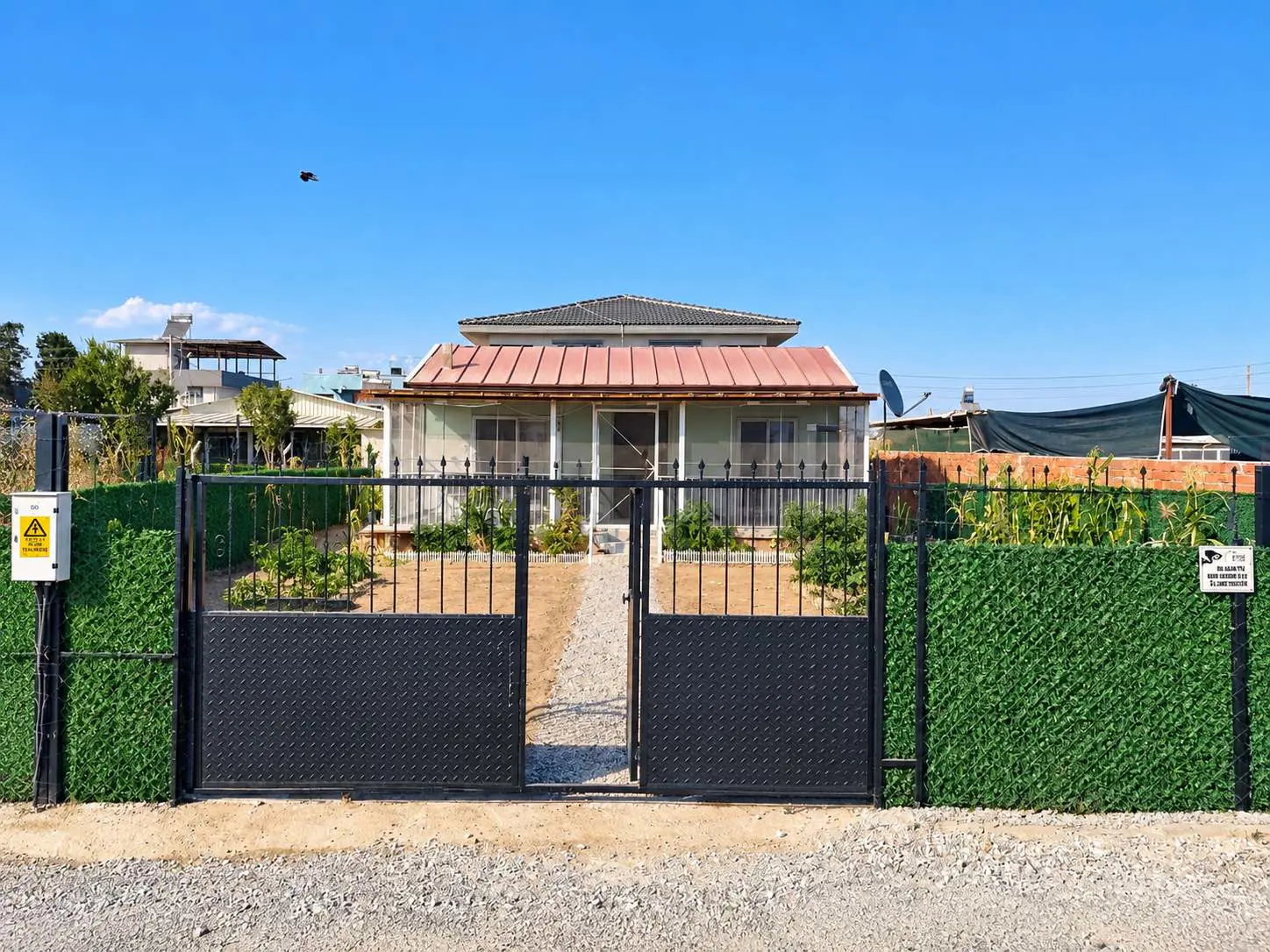 MANİSA YENİ HARMANDALI KÖYÜNDE KİRALIK 385 M² ARSA ÜZERİNDE 2+1 EV