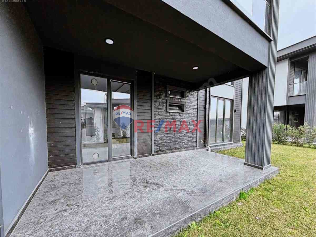 REMAX MAXİMUM'DAN BAŞİSKELEDE SATILIK 220M2 SİTEİÇİ VİLLA