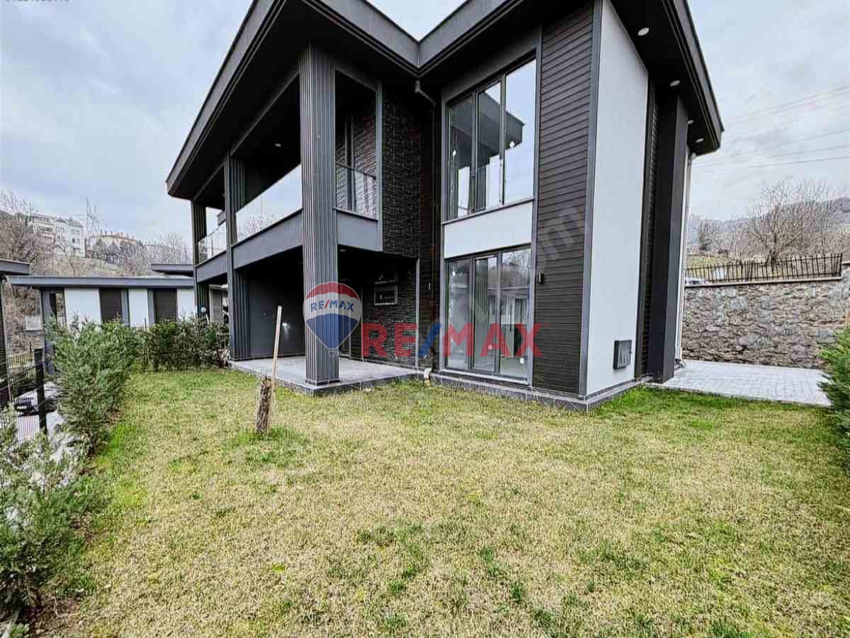 REMAX MAXİMUM'DAN BAŞİSKELEDE SATILIK 220M2 SİTEİÇİ VİLLA