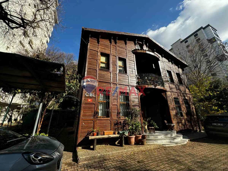 İSTANBUL'UN MERKEZINDE YÜKSEK KATLI BINALARIN ORTASINDA KÖŞK