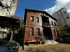 İSTANBUL'UN MERKEZINDE YÜKSEK KATLI BINALARIN ORTASINDA KÖŞK
