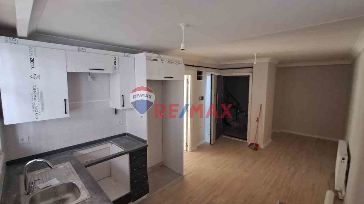 MALTEPE İDEALTEPE MİNİBÜS YOLUNDA DÜZ GİRİŞ YENİ BİNADA 1+1