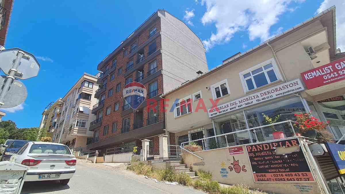 MALTEPE İDEALTEPE MİNİBÜS YOLUNDA DÜZ GİRİŞ YENİ BİNADA 1+1