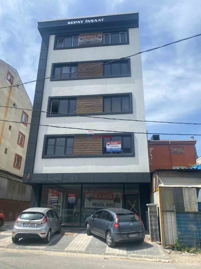 ÜMRANIYEDE  TICARETIN YOĞUN OLDUĞU LOKASYONDA, KIRALIK NET 80 M2 OFIS KATI 