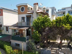 KUŞADASI MARINA BÖLGESİ, RAINBOW VILLALARI'NDA 6+1 - DENİZ MANZARALI, BAHÇELİ & HAVUZLU VİLLA