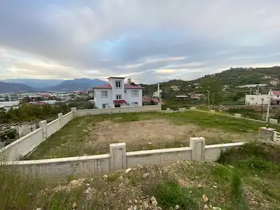 BAKILAR'DA TAŞ KAPLAMA BAHÇE DUVARLI VILLA ARSASI