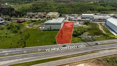 VELİKÖYDE ANA YOLA CEPHELİ SATILIK SANAYİ ARSASI