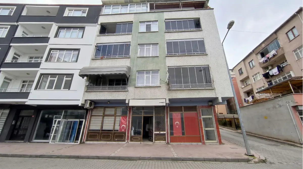 REMAX PARLA AZİZİYE CADDESİNE CEPHE SATILIK DÜKKAN