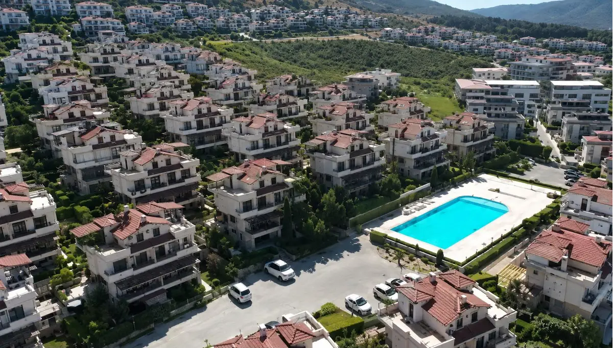 GÜZELBAHÇE KAHRAMANDERE’DE SİTE İÇİNDE DENİZ MANZARALI SATILIK VİLLA