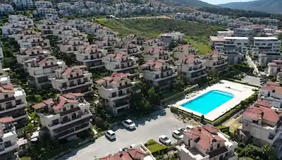 GÜZELBAHÇE KAHRAMANDERE’DE SİTE İÇİNDE DENİZ MANZARALI SATILIK VİLLA