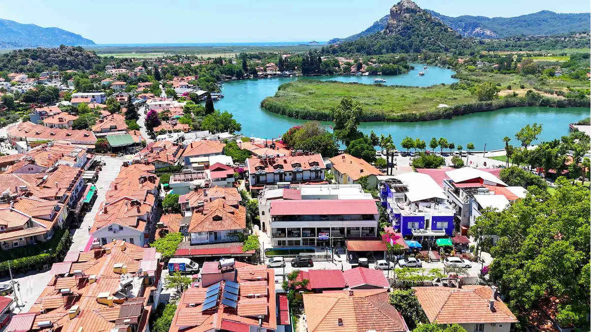 MUĞLA DALYAN’DA KRAL MEZARLIK MANZARALI 28 ODALI SATILIK OTEL