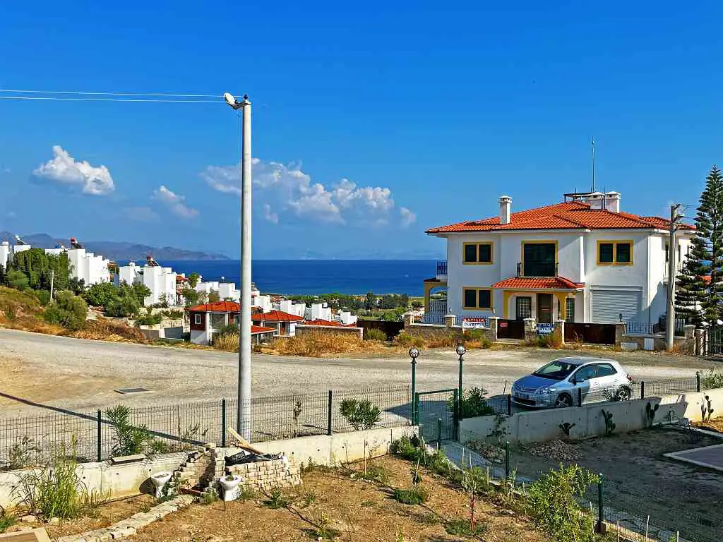 DATÇA BURGAZ' DA KİRALIK DENİZ MANZARALI EŞYALI BAHÇELİ 2+1 DUBLEKS İKİZ MÜSTAKİL VİLLA
