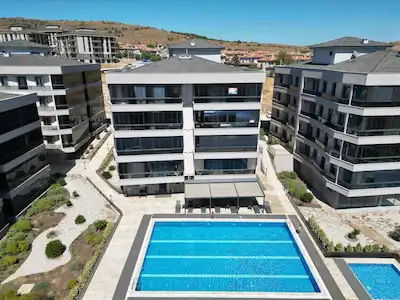 AYVALIK KÜÇÜKKÖY'DE HAVUZLU  3+1 SATILIK DAIRE 
