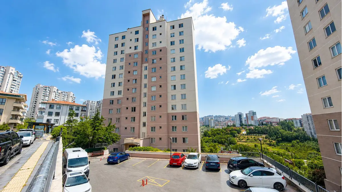 ÇANKAYA GÜZELTEPE VADİ SİTESİ'NDE ARA KAT SATILIK 2+1 DAİRE