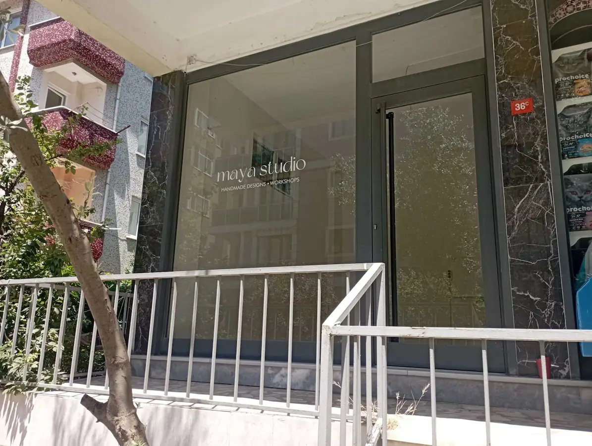 DOĞU CADDESİ'NDE YÜKSEK GÖRÜNÜRLÜĞE SAHİP KİRALIK DÜKKÂN!
