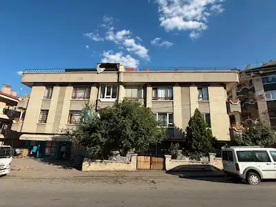 SEYRAN CADDE ÜZERİ MERKEZİ KONUMDA ARA KAT 4+1 TRİPLEKS DAİRE