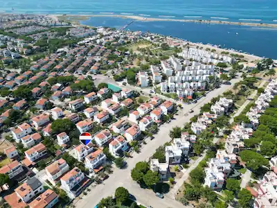 ALTINOVA AKADEMİLİLER SİTESİNDE SATILIK 3+1 VİLLA