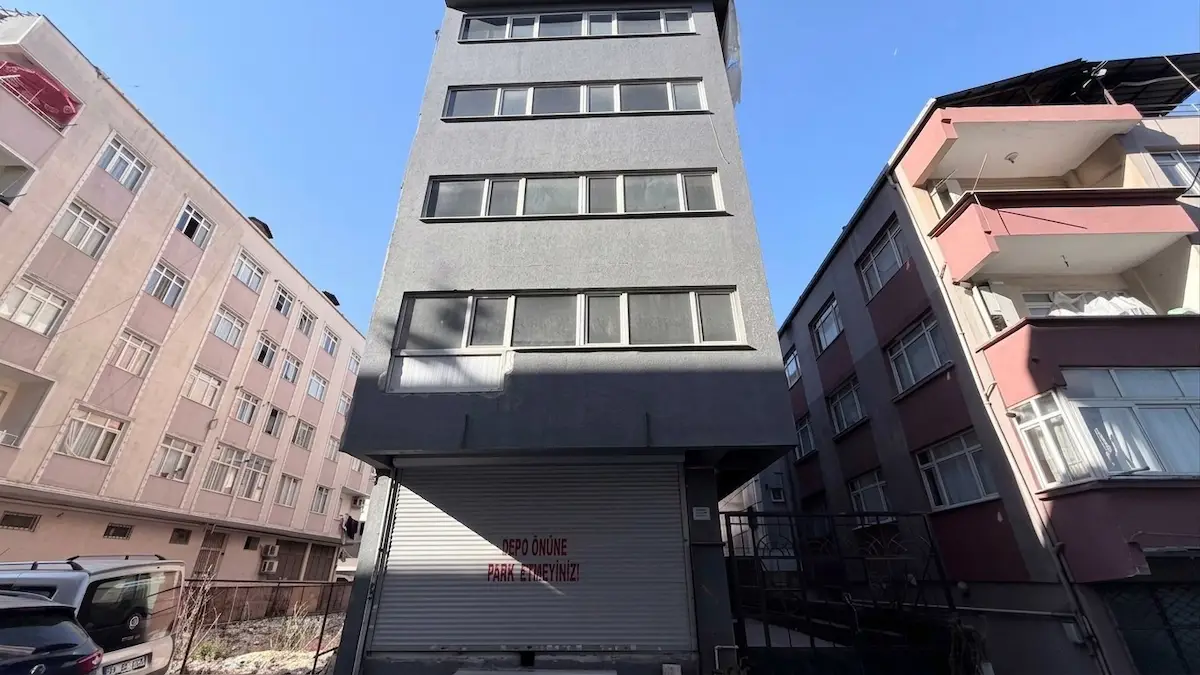 GÜNGÖREN SANAYİ MAHALLESİ'NDE KALE CENTER KARŞISINDA KOMPLE BİNA