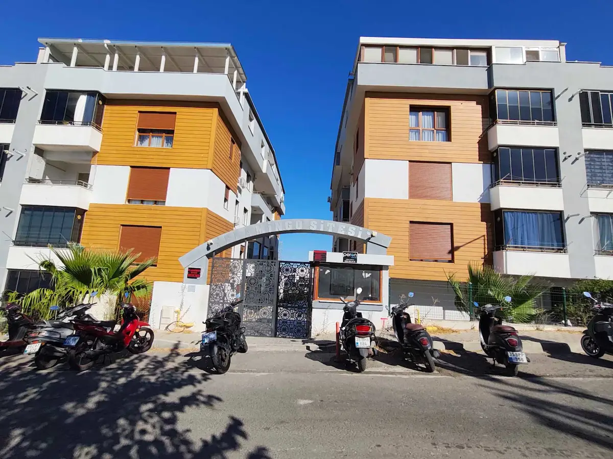 ALİAĞA ÖRNEKKENT’TE HAVUZLU SITEDE | BELEDIYE SPOR KOMPLEKSI YANI KIRALIK 3+1 DAİRE