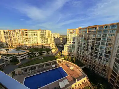 EVORA B PARSEL’DE DENİZ & HAVUZ MANZARALI EŞYALI SATILIK 1+1