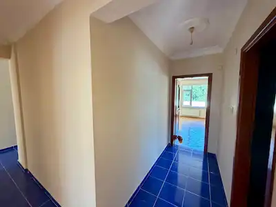 SAHİLE 5 DK BAKIMLI ŞÖMİNELİ EBEVEYN BANYOLU SATILIK 4+1 DAİRE