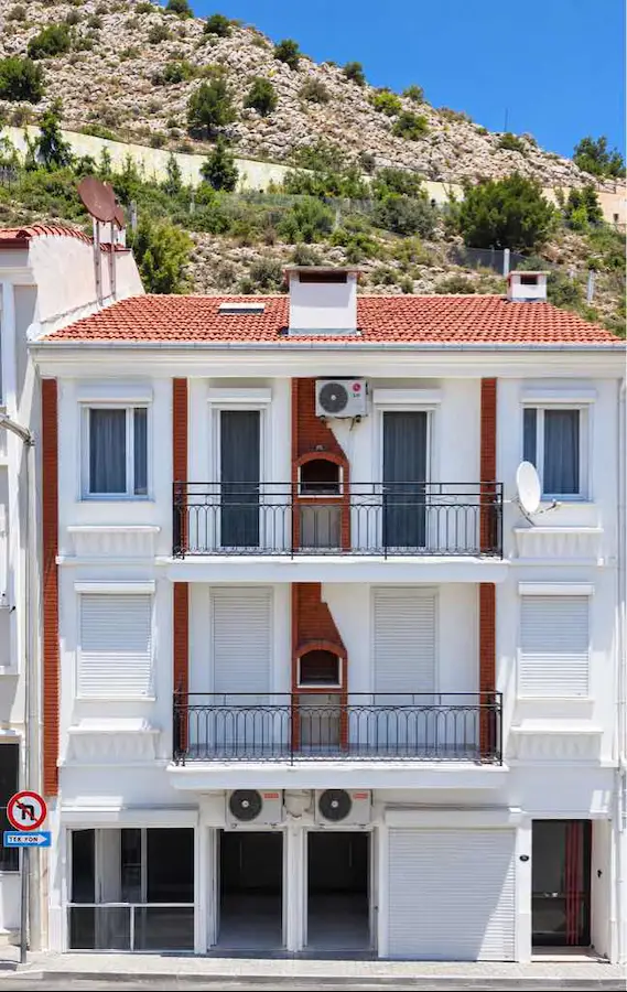 ÇEŞME MERKEZDE OTEL KONSEPTİNDE DENİZ MANZARALI EŞYALI 3+1 DAİRE