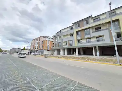 DEMOKRASİ CADDESİNDE 2+1 DÜKKAN ÜSTÜ SIFIR KİRALIK DAİRE
