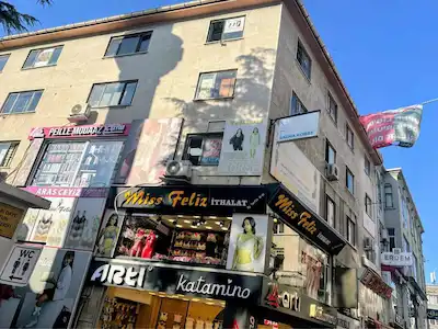 EMİNÖNÜ YEŞİLDİREKTE KİRALIK DÜKKAN
