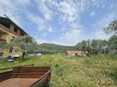 İZMİR KEMALPAŞA’DA 3 KATLI ÇİFTLİK EVİ BULUNAN SATILIK ARAZİ | KREDİYE UYGUN