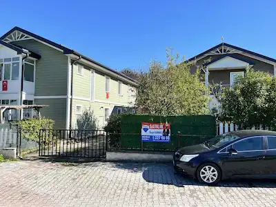 REMAX ÇAKRA' DAN YENIKÖY MERKEZDE SITE İÇI BAHÇELI DUBLEKS VILLA